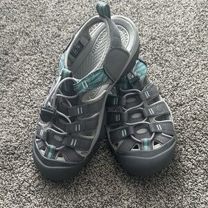 New Keen Newport Grey and Teal Closed-Toe Water Sandals. Womens size 7.5.